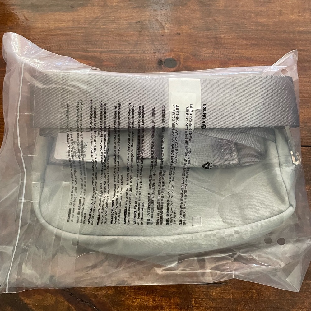 Lululemon Everywhere Belt Bag in Silver Drop - Picture 3 of 9